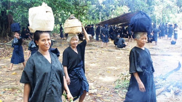 Warga Adat Ammatoa Kajang di Kabupaten Bulukumba, Sulsel. Perda Masyarakat Adat Ammatoa Kajang, yang ditetapkan pada November 2015 lalu diharapkan menjadi tonggak penting bagi pengakuan dan perlindungan adat di Sulsel. Foto : Wahyu Chandra